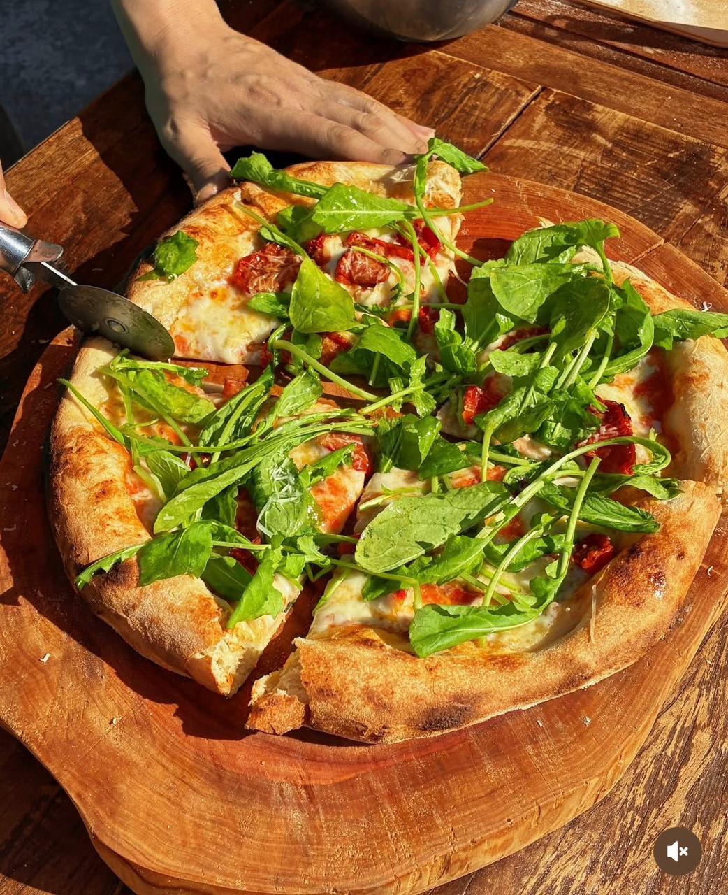 Pizza artesanal preparada para hóspedes do Seva Retiros