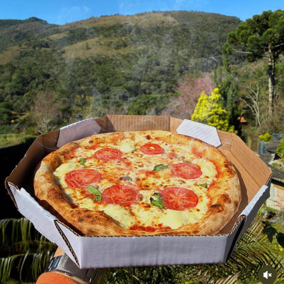 Pizza artesanal servida no Seva Retiros
